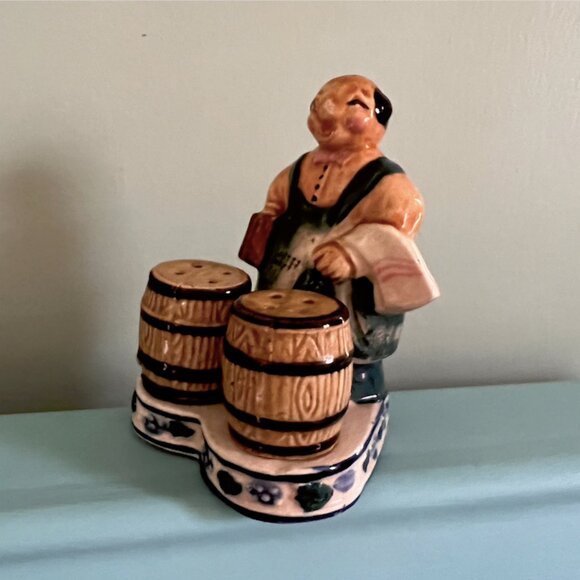 Vintage Bartender with Kegs Salt & Pepper 3 piece set Antique - Picture 8 of 9